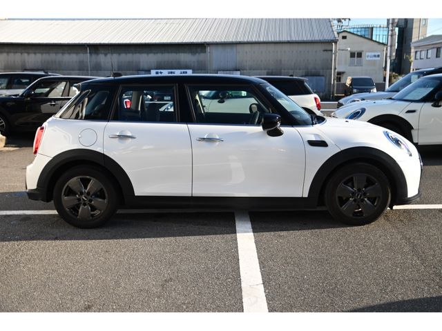 BMW MINI COOPER D 5DOOR 2023 Image 31