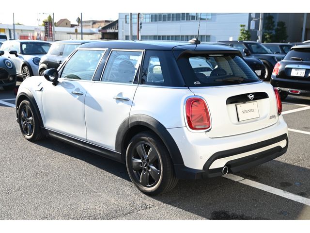 BMW MINI COOPER D 5DOOR 2023 Image 31