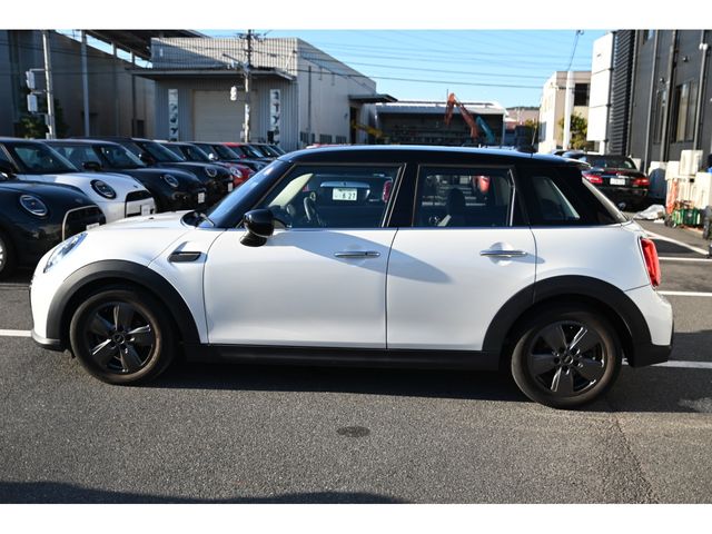 BMW MINI COOPER D 5DOOR 2023 Image 31