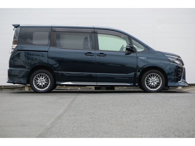 TOYOTA VOXY HYBRID 2017 Image 31