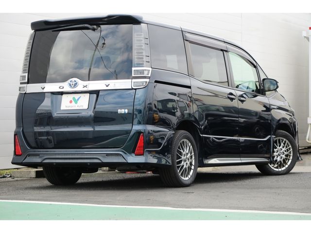 TOYOTA VOXY HYBRID 2017 Image 31