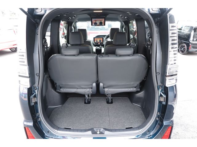 TOYOTA VOXY HYBRID 2017 Image 31