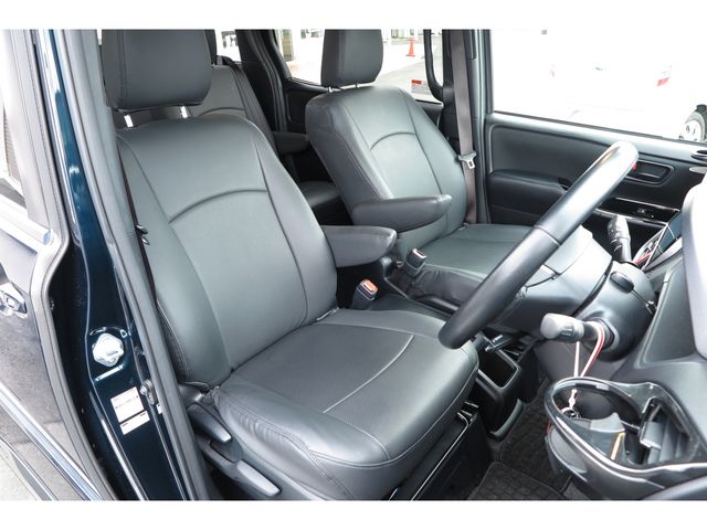 TOYOTA VOXY HYBRID 2017 Image 31