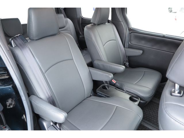 TOYOTA VOXY HYBRID 2017 Image 31