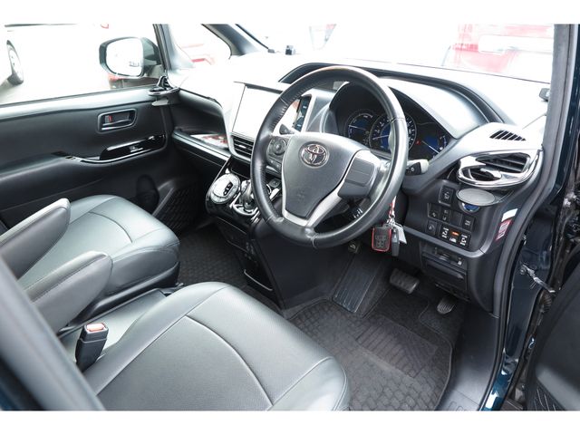 TOYOTA VOXY HYBRID 2017 Image 31