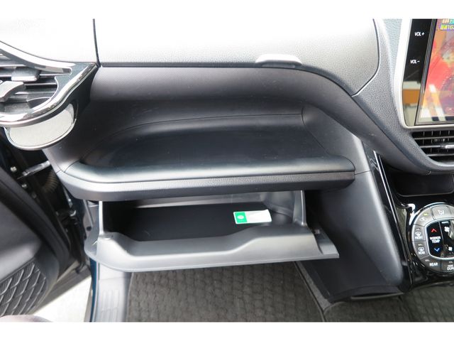 TOYOTA VOXY HYBRID 2017 Image 31