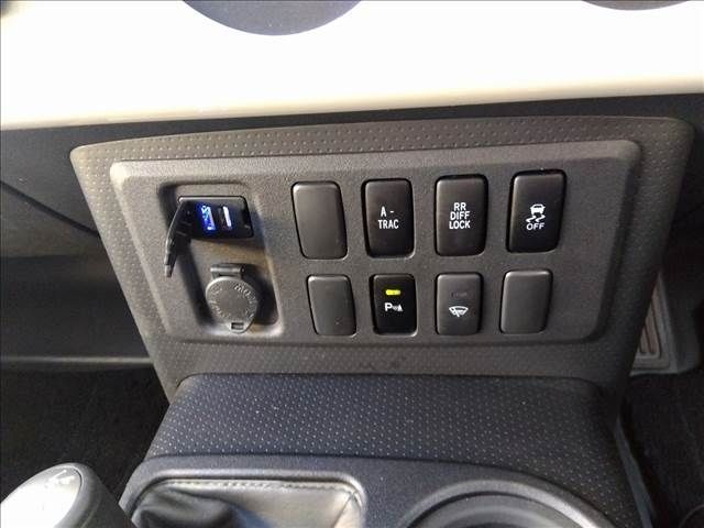 TOYOTA FJ CRUISER 4WD 2017 Image 31