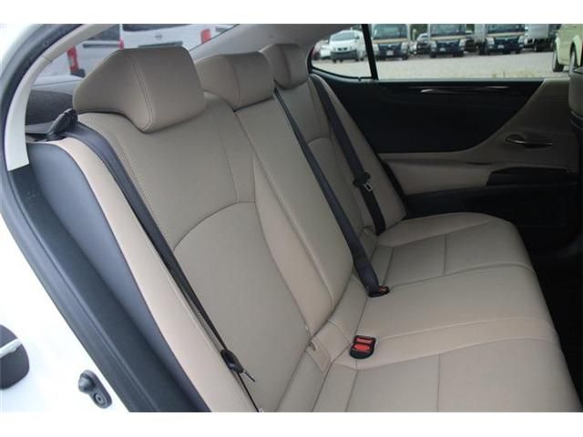 TOYOTA LEXUS ES300H 2019 Image 31