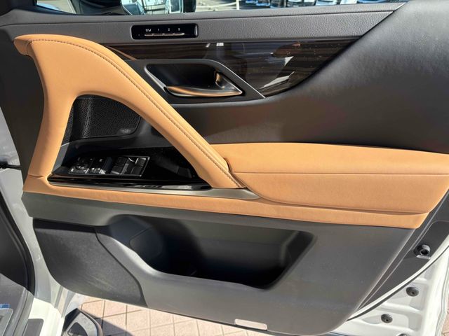 TOYOTA LEXUS LX600 2023 Image 31