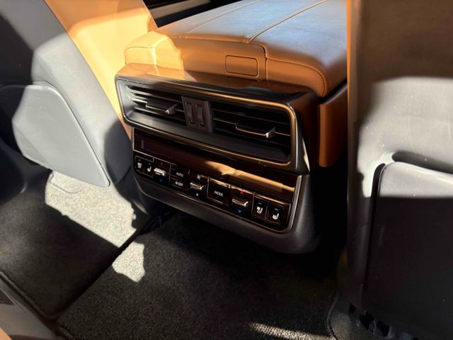 TOYOTA LEXUS LX600 2023 Image 31