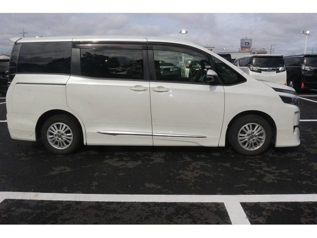 TOYOTA VOXY 2014 Image 31