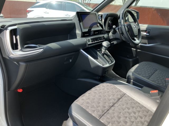 TOYOTA VOXY HYBRID 2023 Image 31