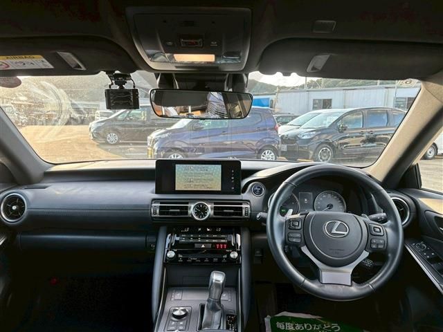 TOYOTA LEXUS IS300H 2022 Image 31
