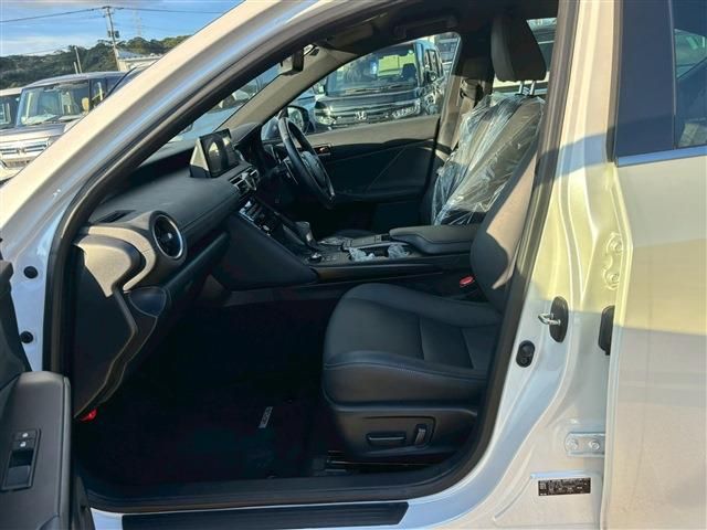 TOYOTA LEXUS IS300H 2022 Image 31