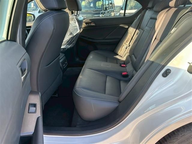 TOYOTA LEXUS IS300H 2022 Image 31