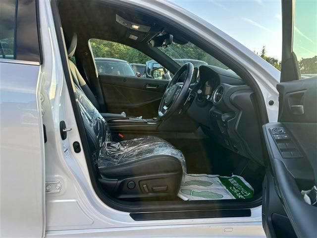 TOYOTA LEXUS IS300H 2022 Image 31