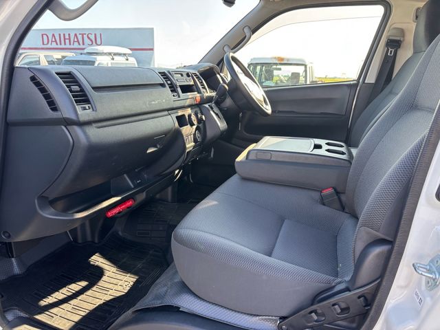 TOYOTA HIACE VAN 4WD 2021 Image 31