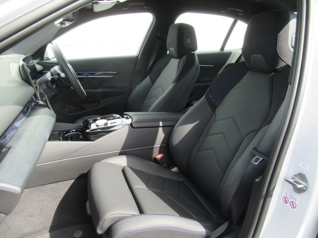 BMW 5SERIES SEDAN 2025 Image 31