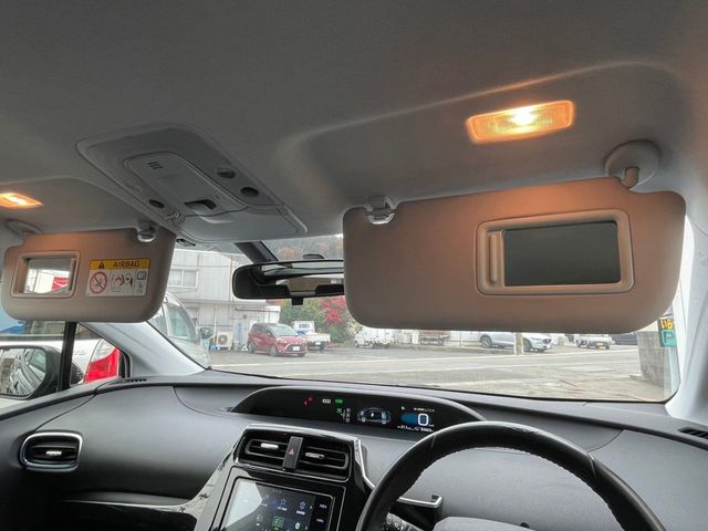 TOYOTA PRIUS 2018 Image 31