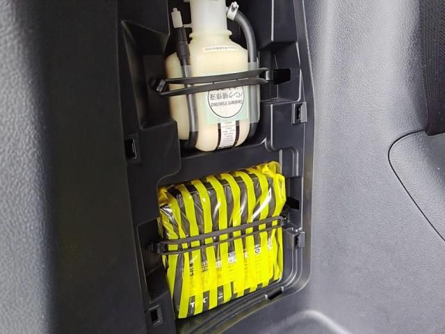 TOYOTA ESQUIRE 2018 Image 31