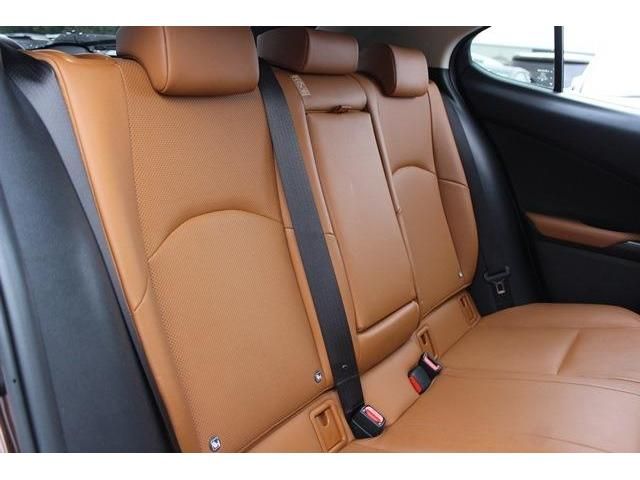 TOYOTA LEXUS UX250H 2019 Image 31