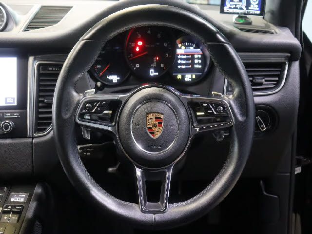 PORSCHE MACAN 2018 Image 31