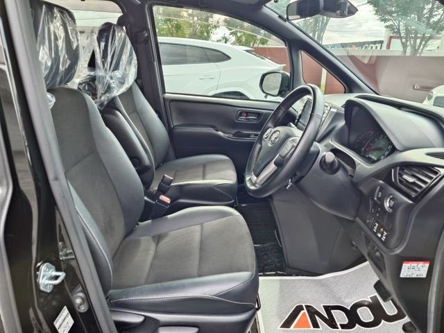 TOYOTA NOAH 2018 Image 31