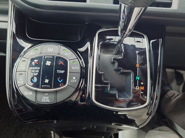 TOYOTA NOAH 2018 Image 31