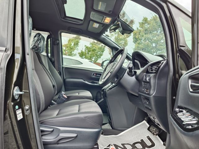 TOYOTA VOXY 2017 Image 31