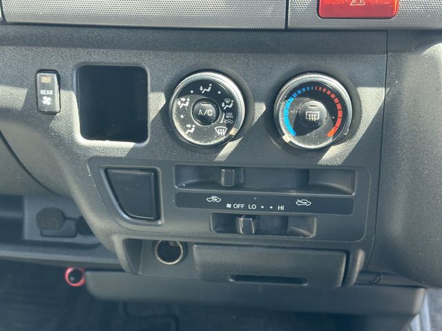 TOYOTA HIACE VAN 2WD 2005 Image 31