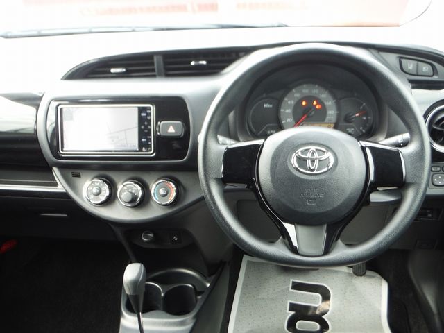 TOYOTA VITZ 2018 Image 31