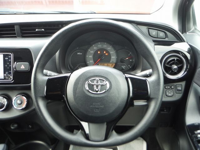 TOYOTA VITZ 2018 Image 31