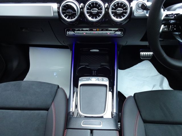 MERCEDES BENZ EQB 2024 Image 31