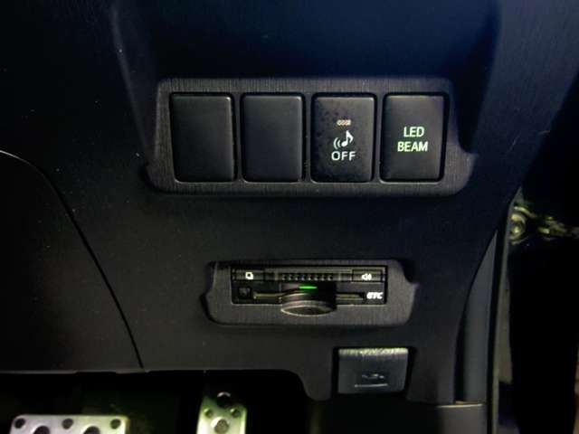 TOYOTA PRIUS ALPHA 2015 Image 31