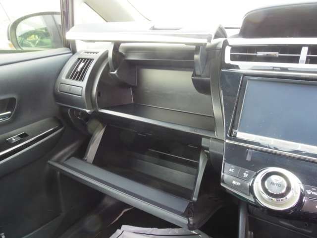 TOYOTA PRIUS ALPHA 2015 Image 31