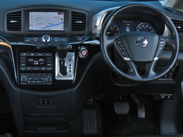 NISSAN ELGRAND 2015 Image 31