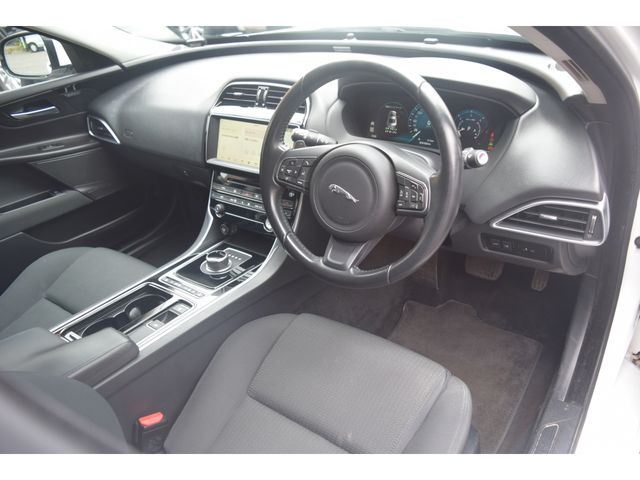 JAGUAR XESERIES 2018 Image 31