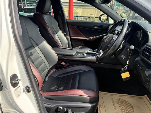 TOYOTA LEXUS IS200T 2017 Image 31