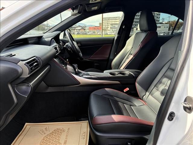 TOYOTA LEXUS IS200T 2017 Image 31