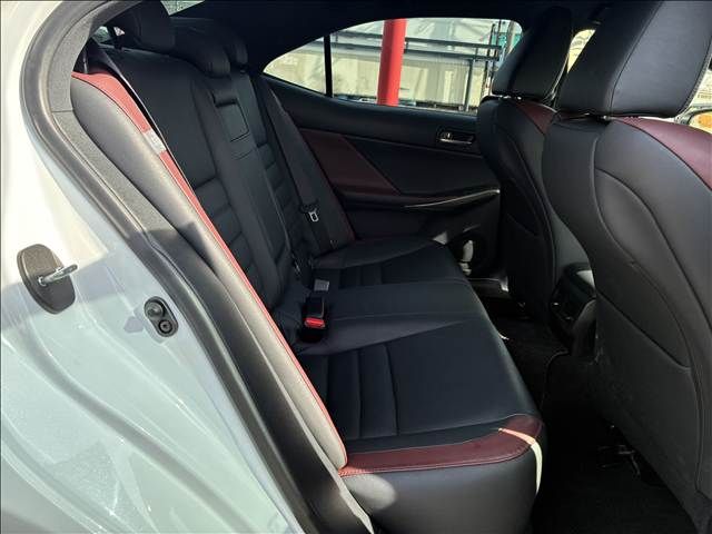 TOYOTA LEXUS IS200T 2017 Image 31