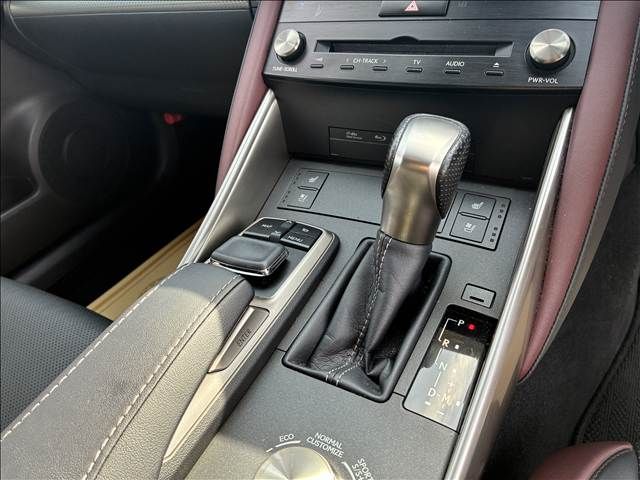 TOYOTA LEXUS IS200T 2017 Image 31