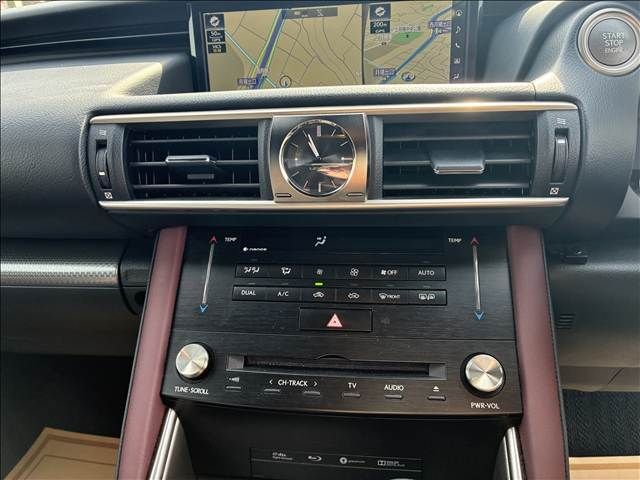 TOYOTA LEXUS IS200T 2017 Image 31