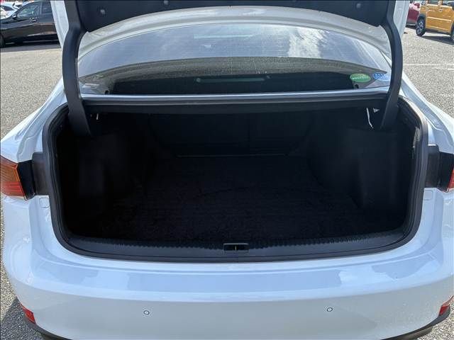 TOYOTA LEXUS IS200T 2017 Image 31