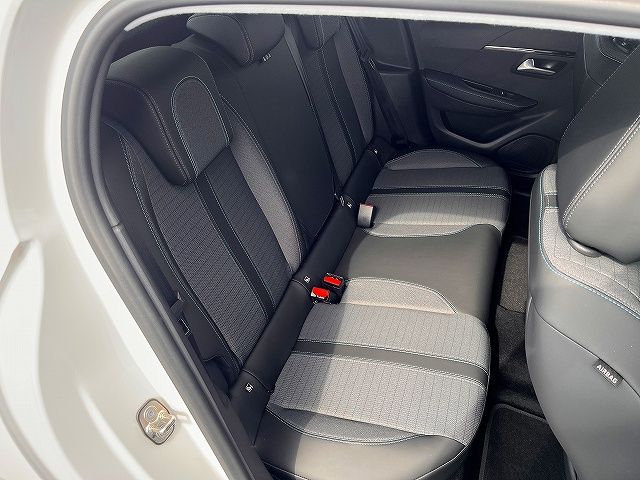 PEUGEOT 208 2021 Image 31