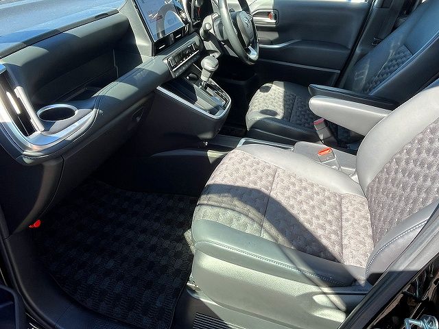 TOYOTA VOXY HYBRID 2022 Image 31