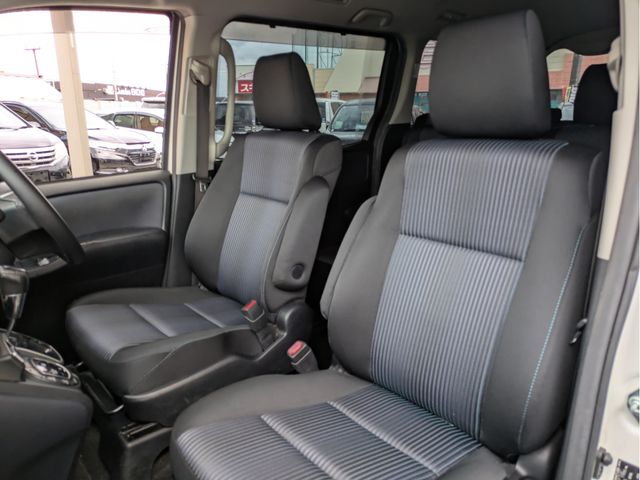 TOYOTA VOXY 2014 Image 31