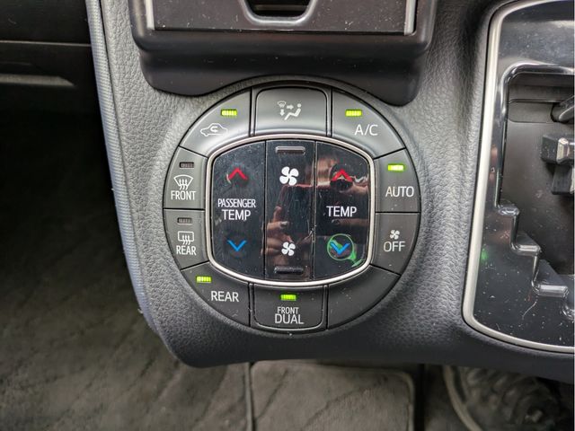 TOYOTA VOXY 2014 Image 31