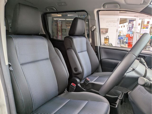 TOYOTA VOXY 2014 Image 31