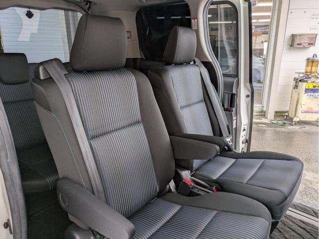 TOYOTA VOXY 2014 Image 31