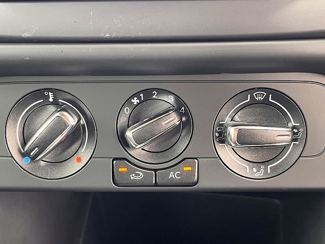 VOLKSWAGEN POLO 2012 Image 31